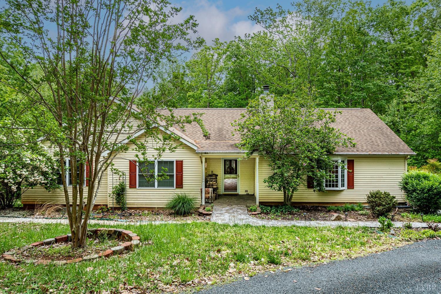 552 Pendleton Drive Amherst, VA 24521 - Photo 1 of 58 a front view of a house with a yard