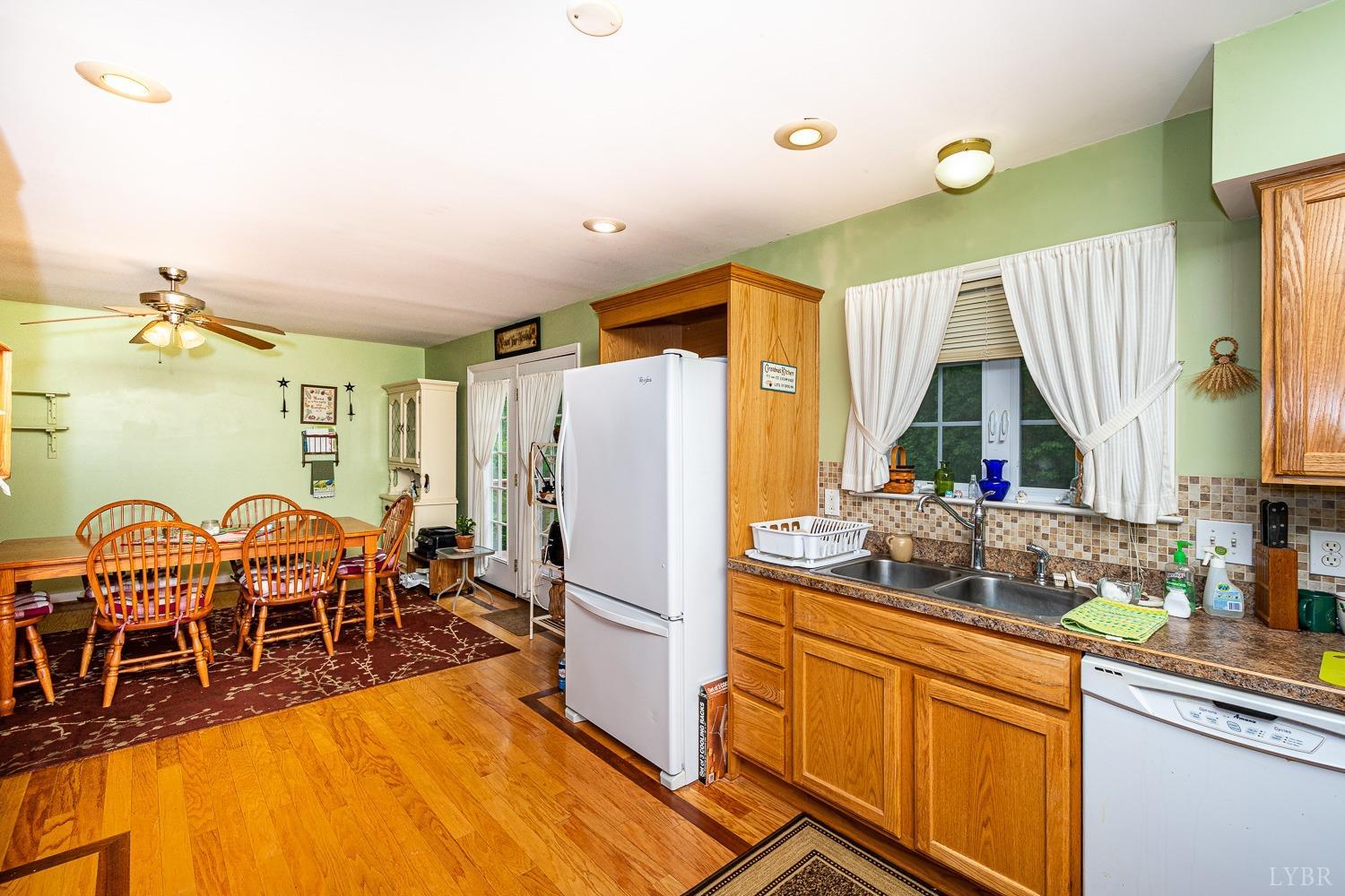 552 Pendleton Drive Amherst, VA 24521 - Photo 14 of 58 a kitchen with stainless steel appliances granite countertop a refrigerator and a stove