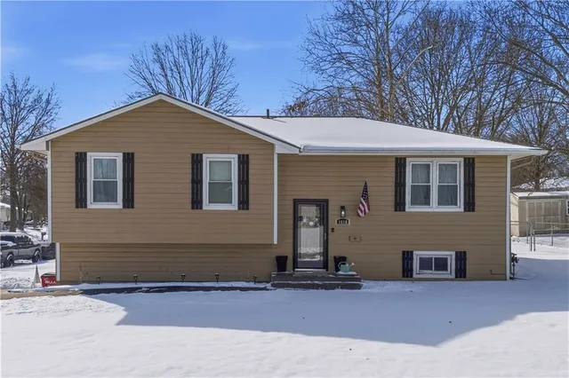 $235,000 | 1610 Southeast Camelot Court, Oak Grove, MO 64075