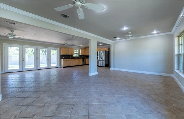 a view of an entryway with a livingroom