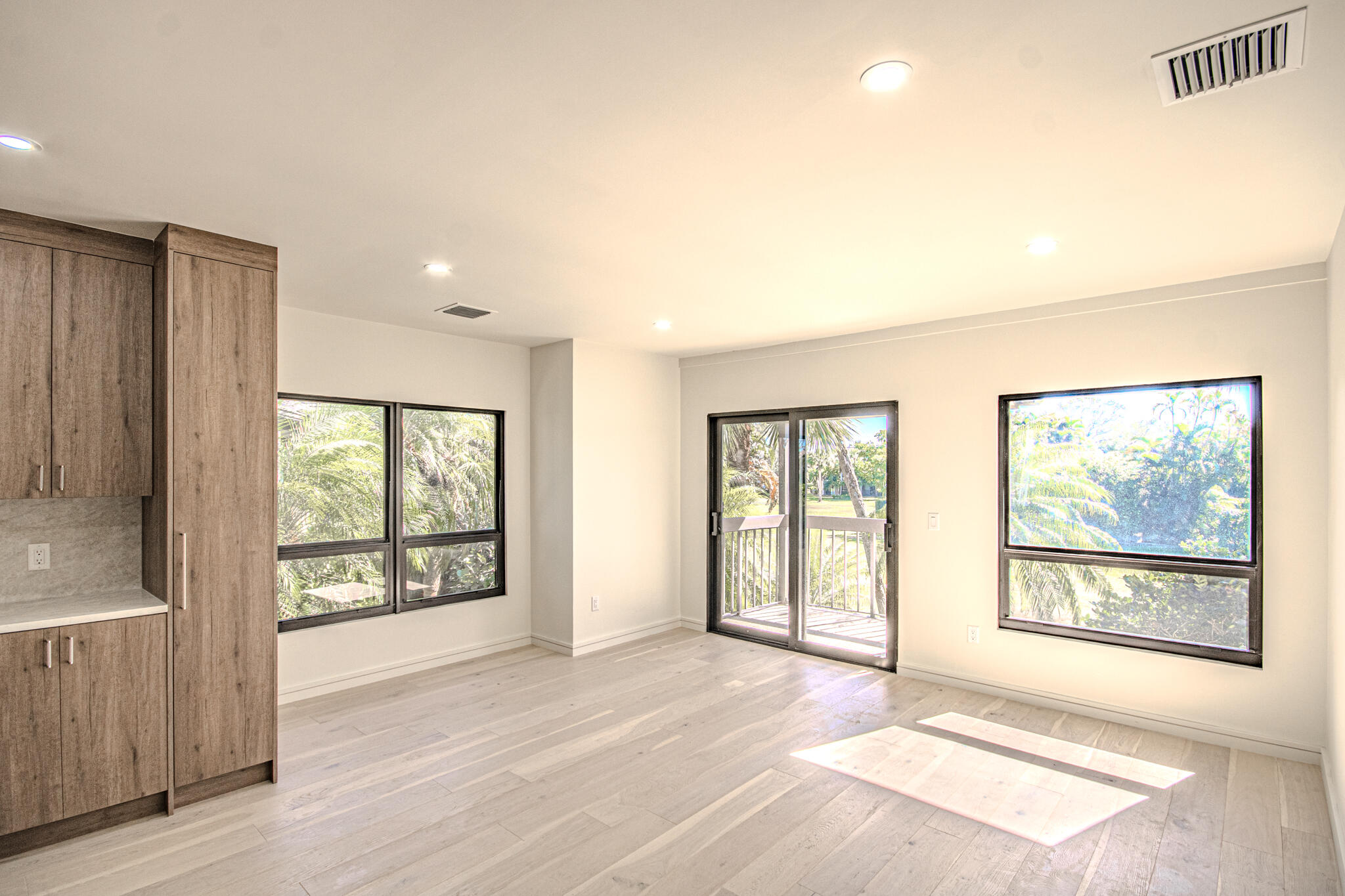 13334 Polo Club Road, Unit 348 Wellington, FL 33414 - Photo 28 of 43 an empty room with windows and ceiling fan