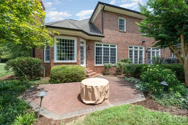 a view of a house with backyard and garden