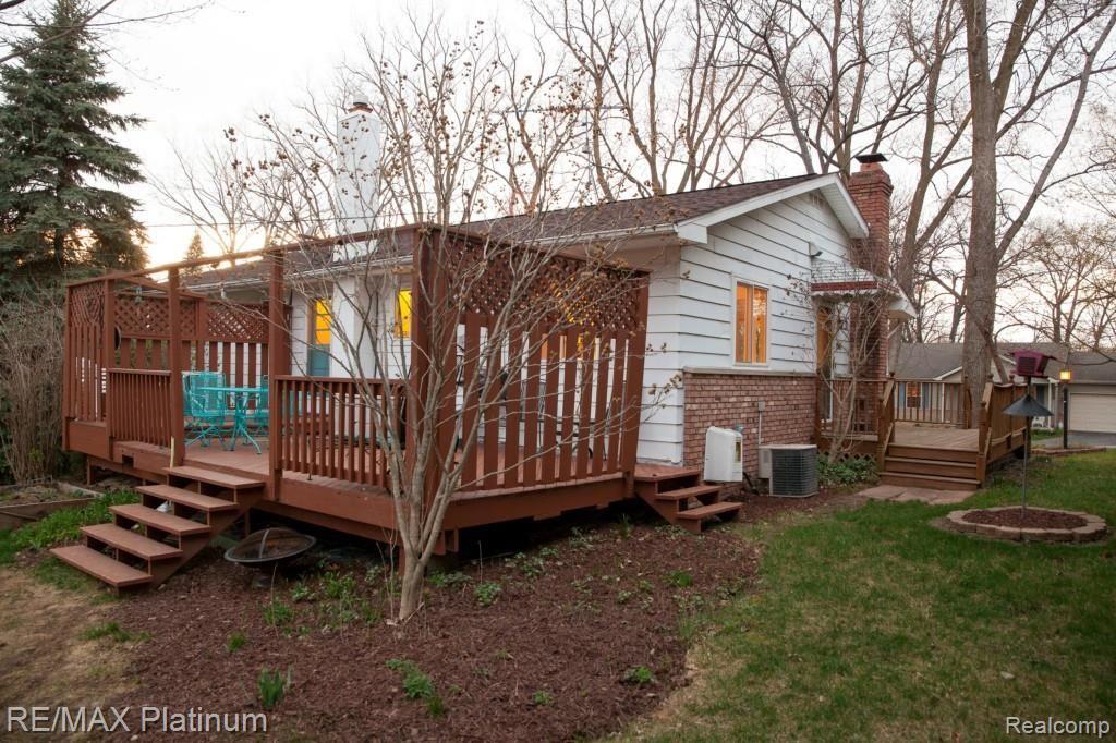 240 Wallace Way Howell, MI 48843 - Photo 19 of 20 240 Wallace Deck (2).jpg