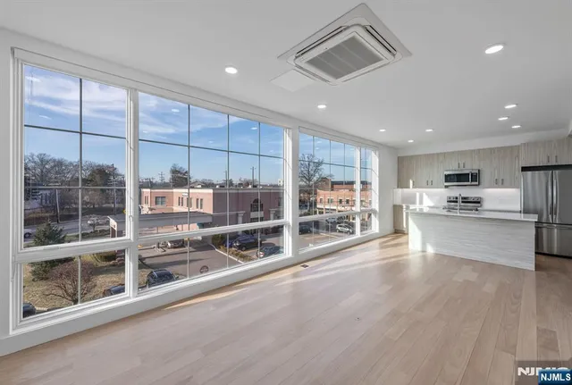 $2,000 | 35 Jefferson Avenue, Unit 400, Westwood, NJ 07675