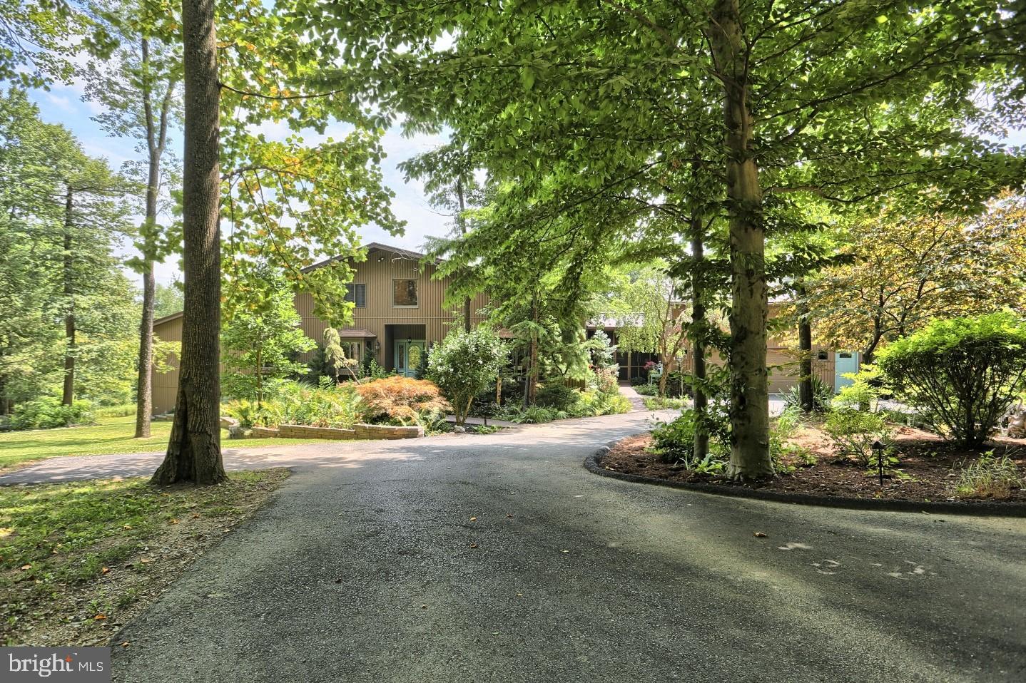 4729 Mountain View Road Harrisburg, PA 17110 - Photo 2 of 113 Front of home/circular driveway