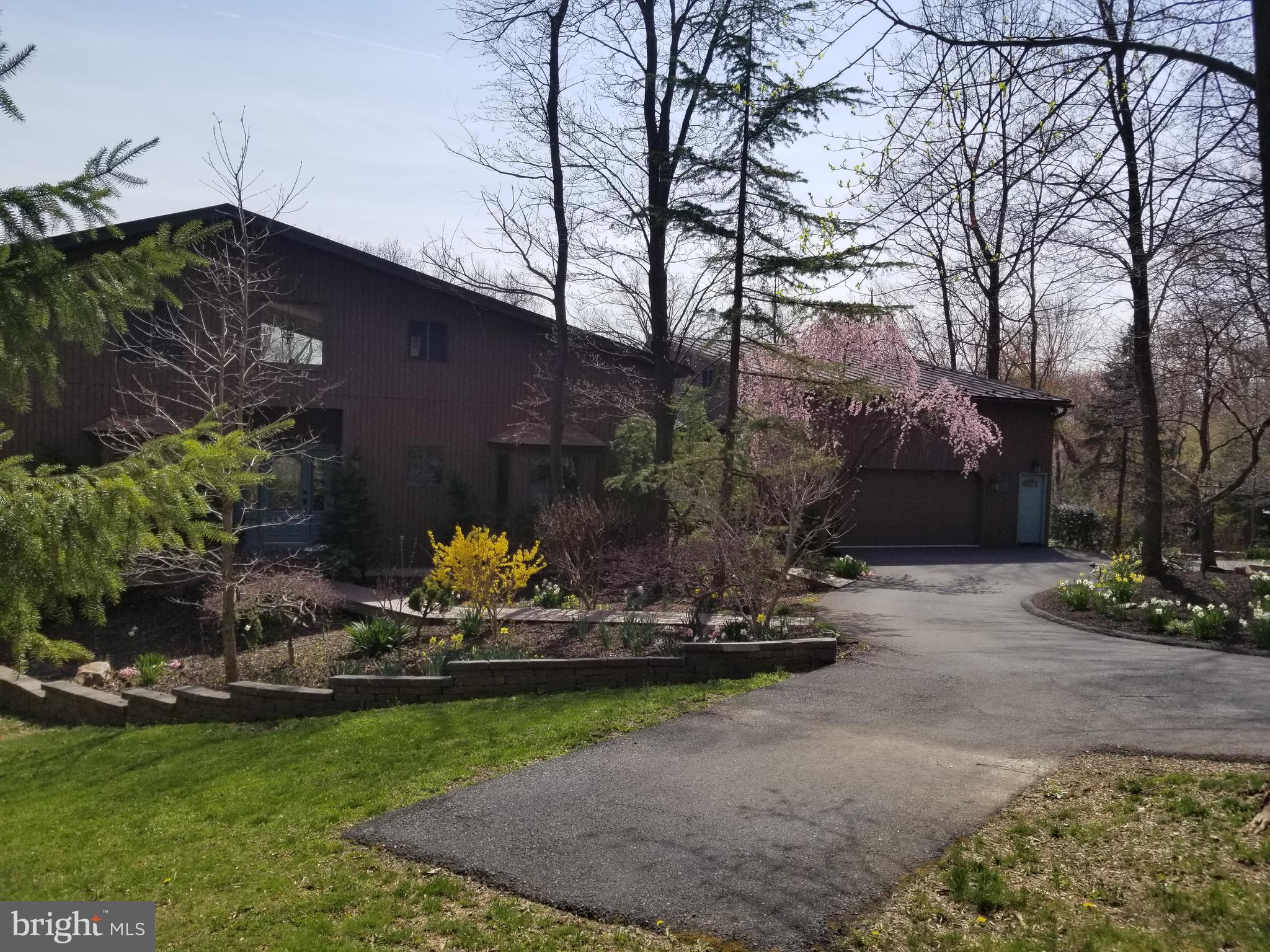 4729 Mountain View Road Harrisburg, PA 17110 - Photo 3 of 113 Circular driveway/parking/front of home