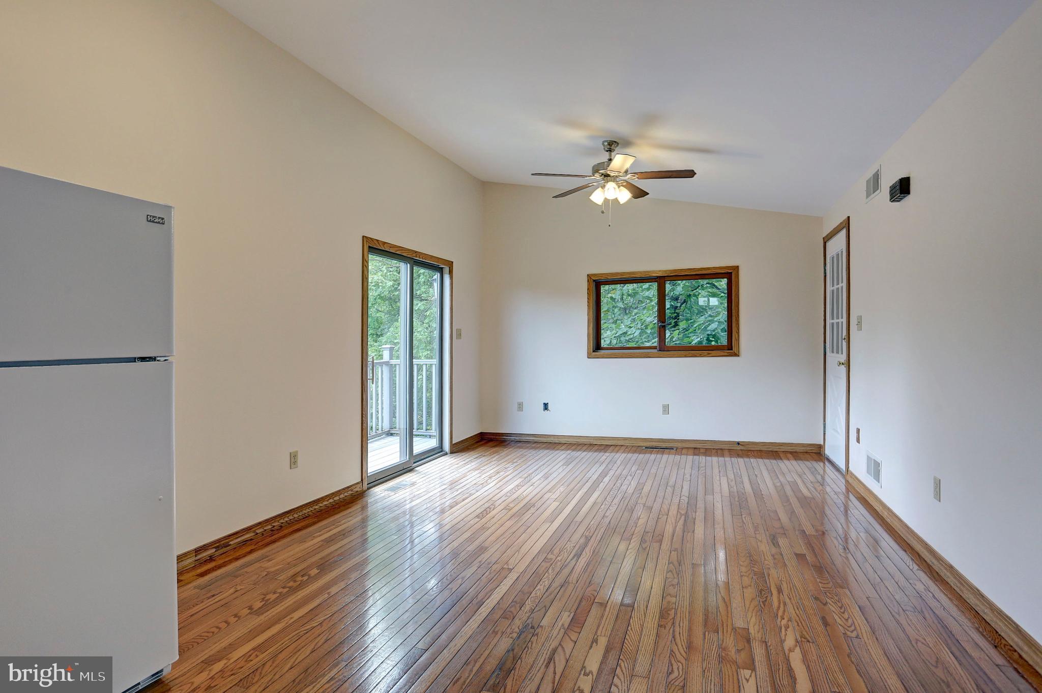 4729 Mountain View Road Harrisburg, PA 17110 - Photo 68 of 113 Apt. living room