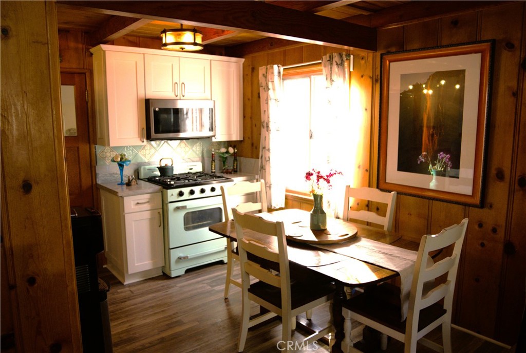 1671 Twin Lakes Road Wrightwood, CA 92397 - Photo 11 of 29 dining area