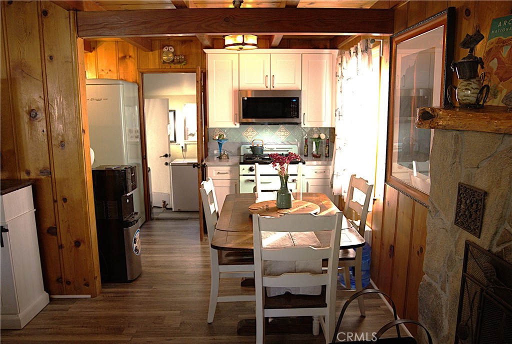 1671 Twin Lakes Road Wrightwood, CA 92397 - Photo 12 of 29 dining area