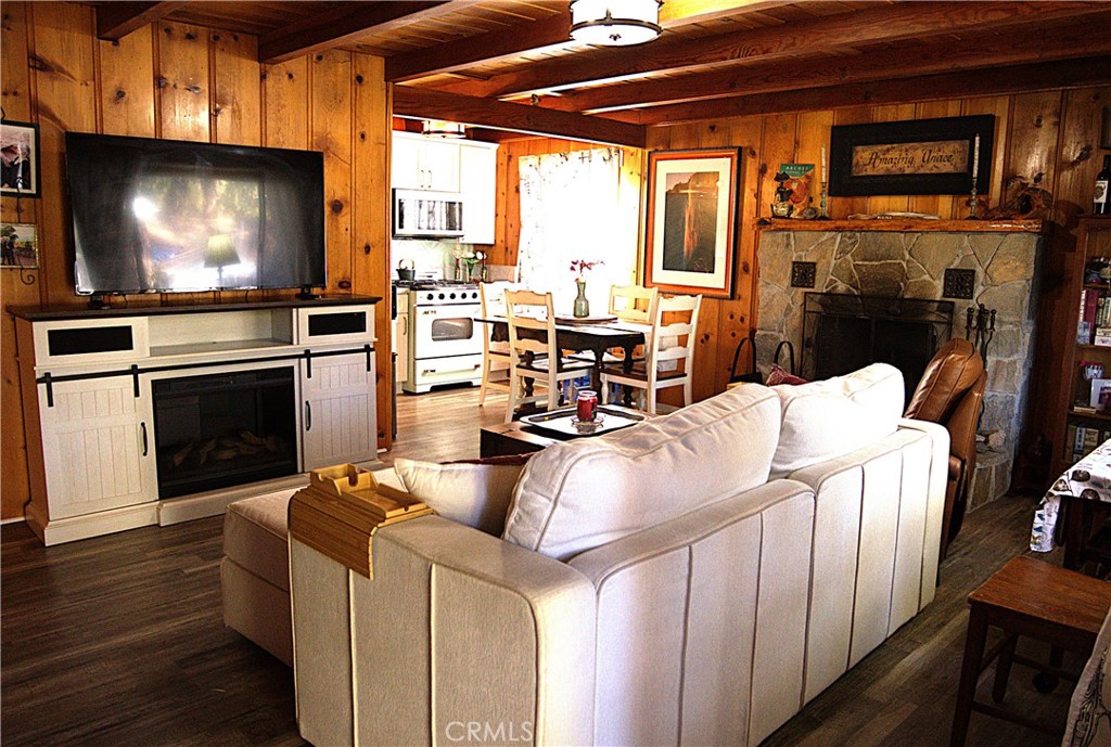 1671 Twin Lakes Road Wrightwood, CA 92397 - Photo 9 of 29 Living room