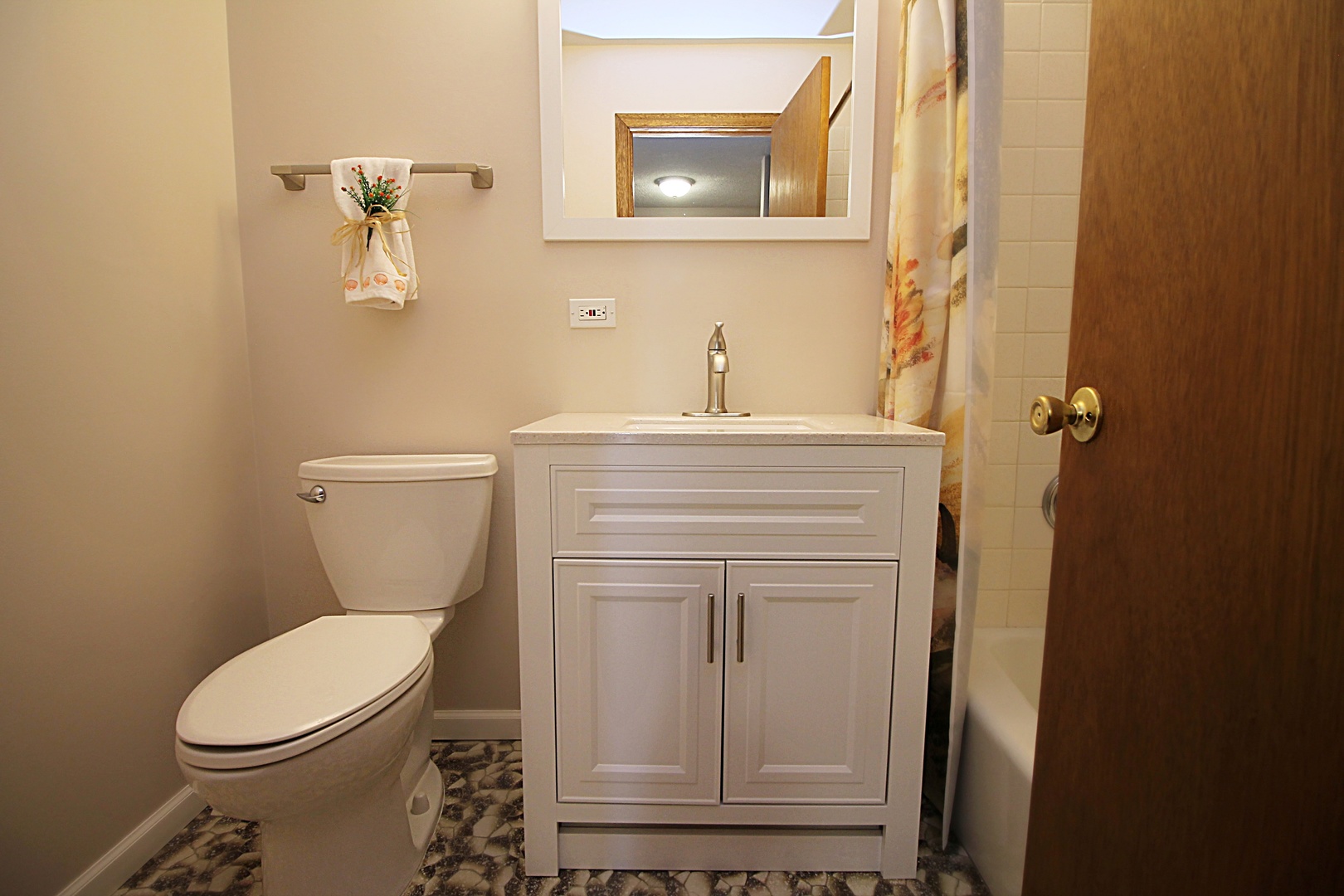 9418 Dee Road, Unit 2B Des Plaines, IL 60016 - Photo 7 of 21 a bathroom with a toilet a sink and mirror
