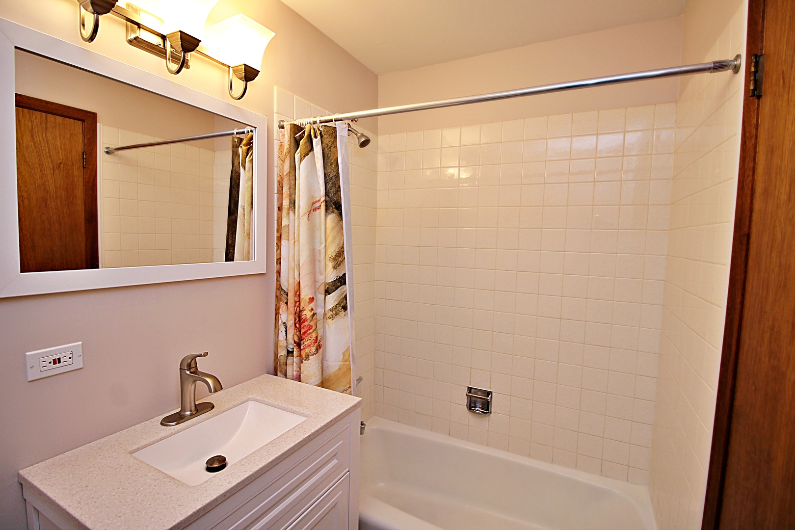 9418 Dee Road, Unit 2B Des Plaines, IL 60016 - Photo 9 of 21 a bathroom with a sink and a bathtub