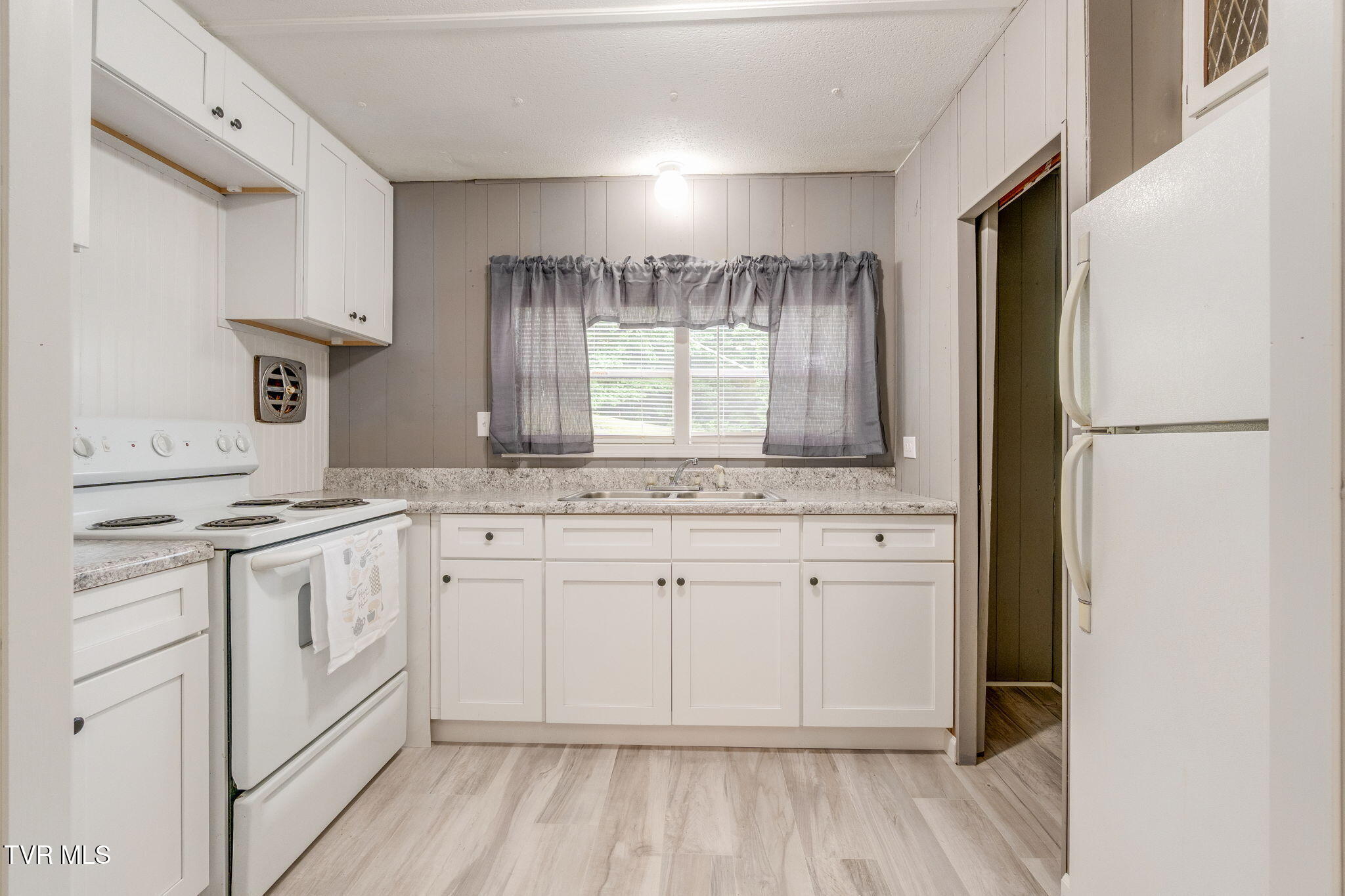 131 Russell Hill Road Elizabethton, TN 37643 - Photo 9 of 30 009
