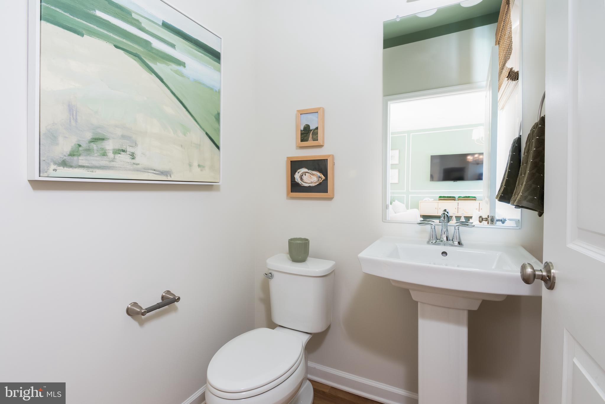 10150 Queens Way Manassas, VA 20110 - Photo 51 of 77 a bathroom with a toilet a sink and mirror
