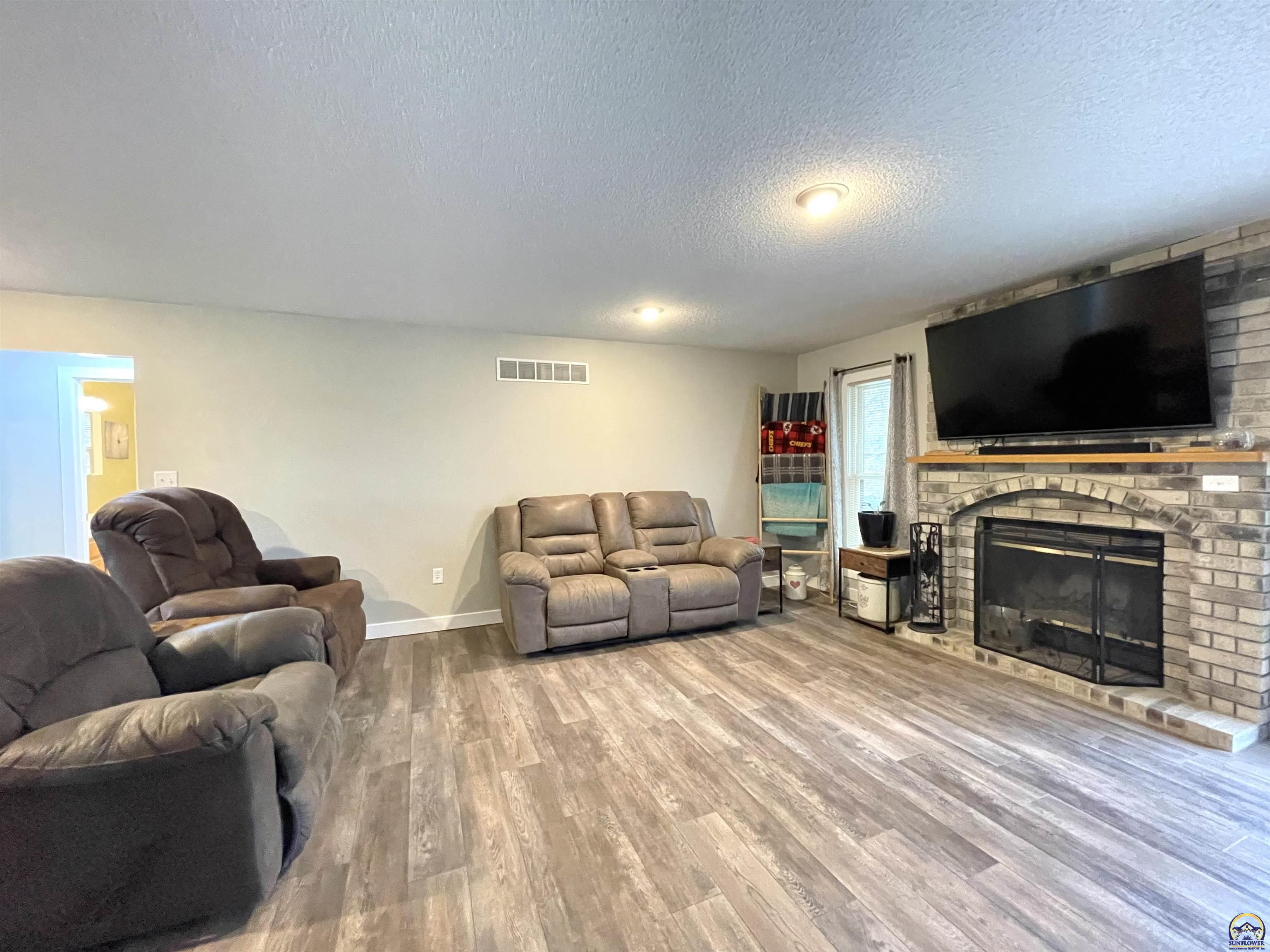 1836 Southwest Urish Road Topeka, KS 66615 - Photo 3 of 27