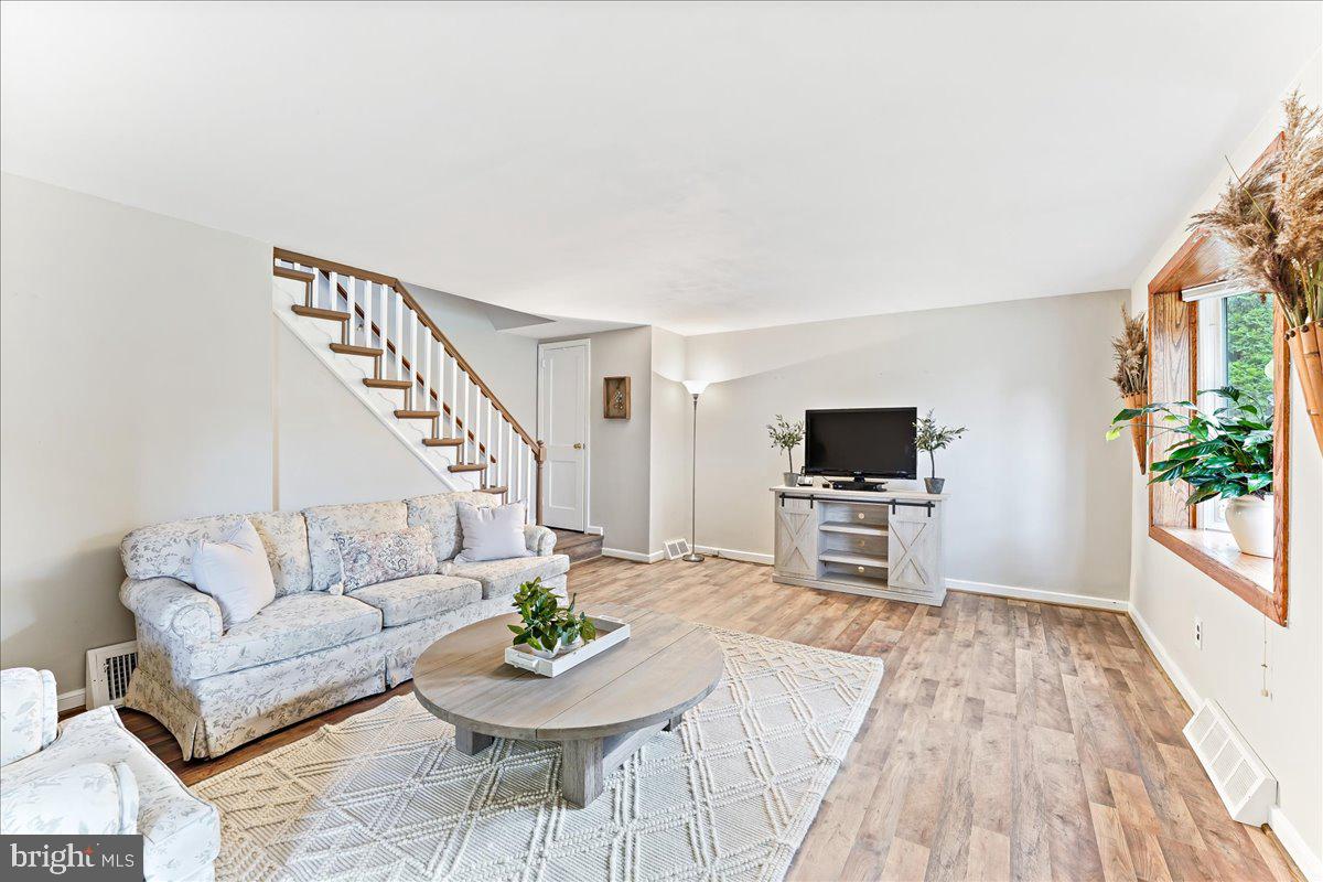 327 Indian Rock Drive Springfield, PA 19064 - Photo 2 of 28