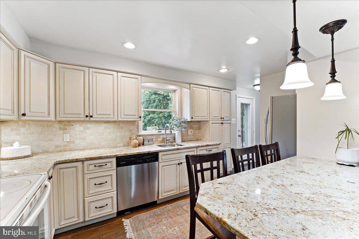 327 Indian Rock Drive Springfield, PA 19064 - Photo 3 of 28