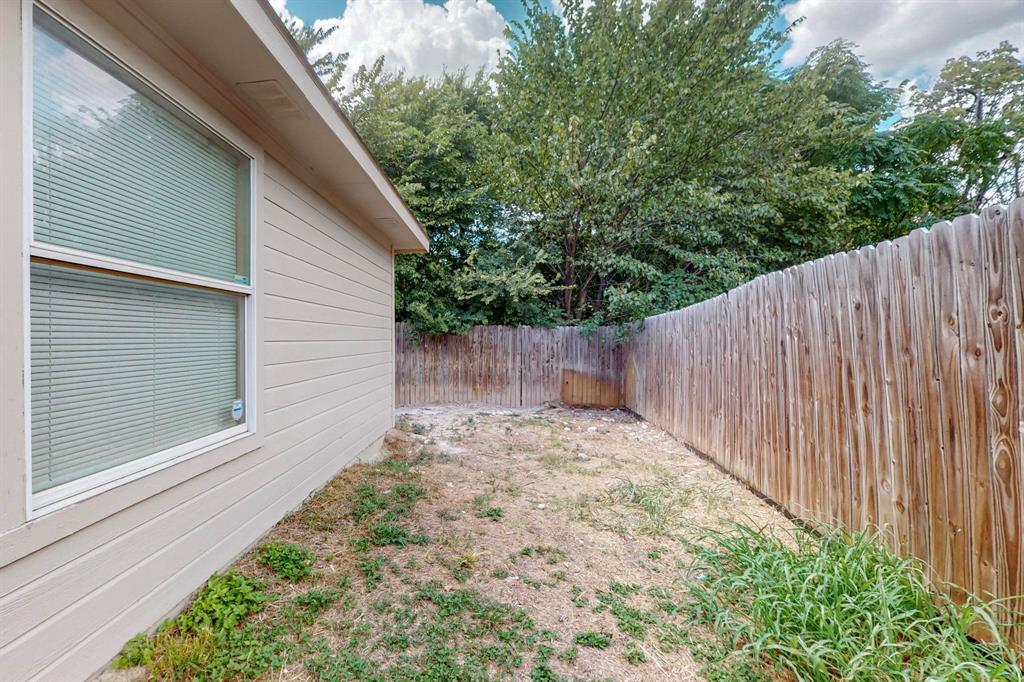 4827 Mexico Dallas, TX 75236 - Photo 29 of 31 a backyard of a house with lots of green space