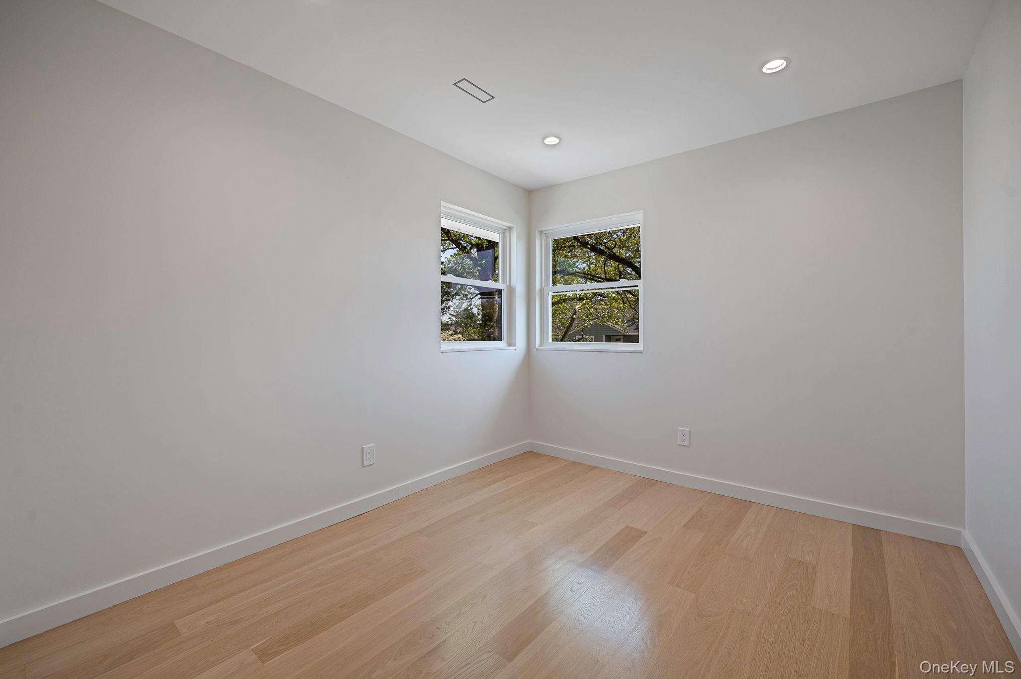 5 Warren Place Plainview, NY 11803 - Photo 24 of 42