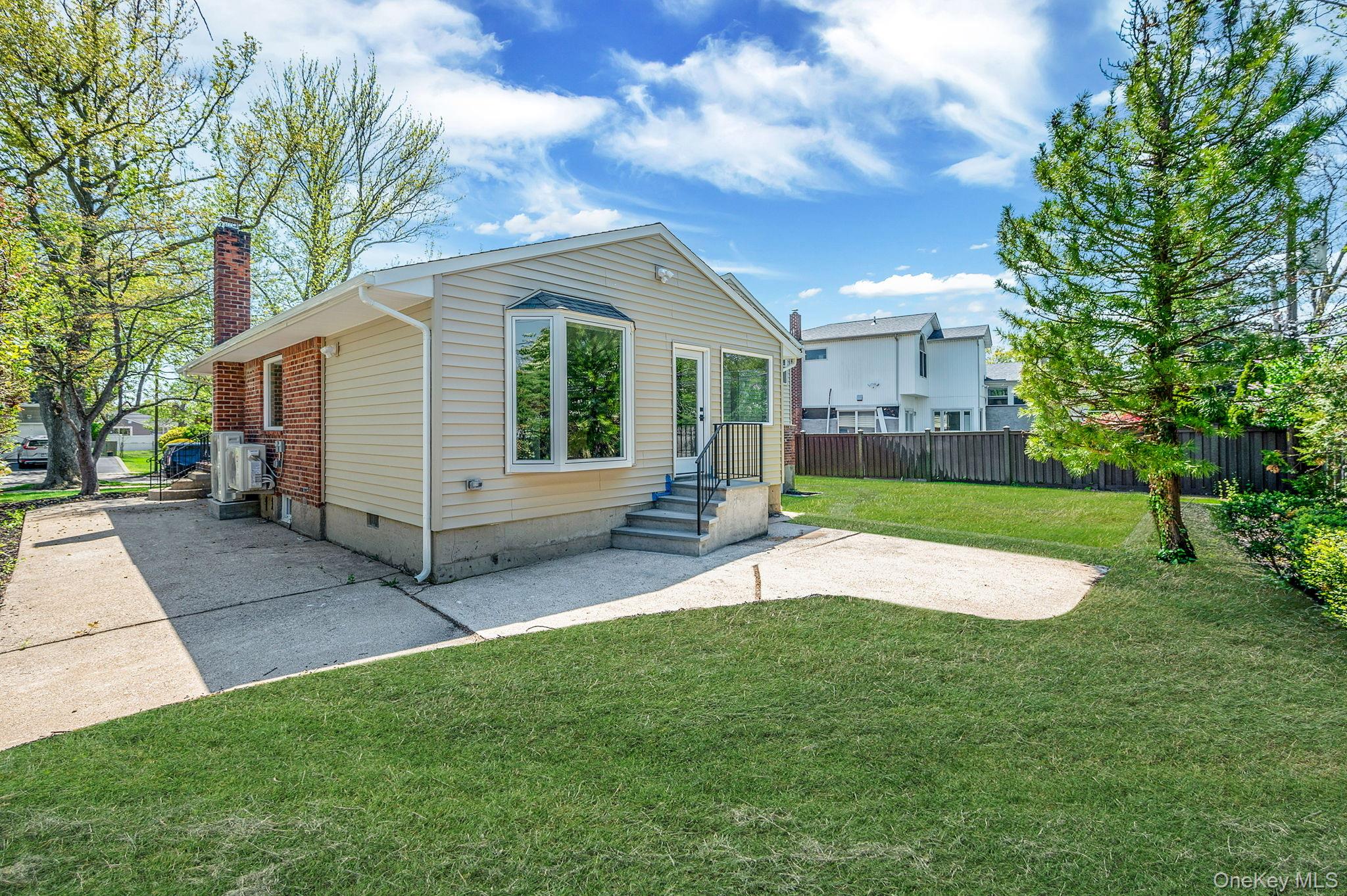 5 Warren Place Plainview, NY 11803 - Photo 32 of 42