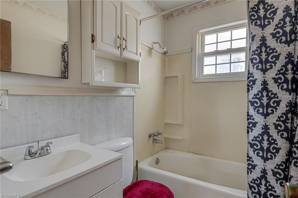 513 Ridgecrest Drive High Point, NC 27262 - Photo 12 of 25