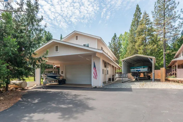 a view of a car park in front of house