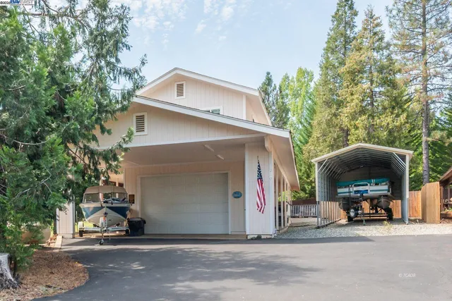 a view of a car park in front of house