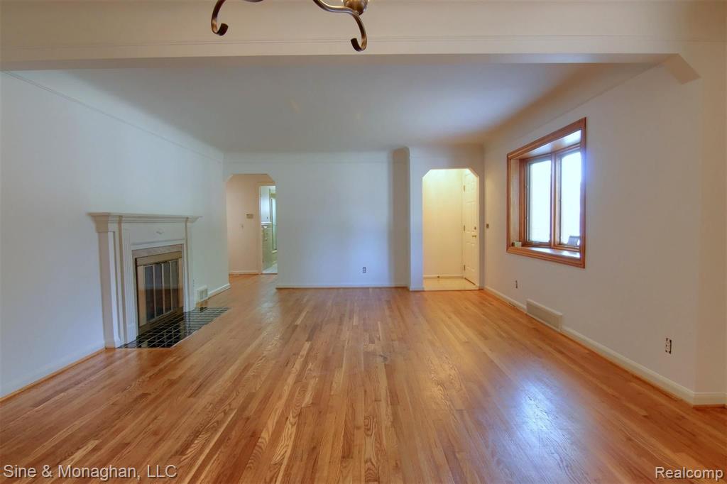 1536 Cook Road Grosse Pointe Woods, MI 48236 - Photo 3 of 39