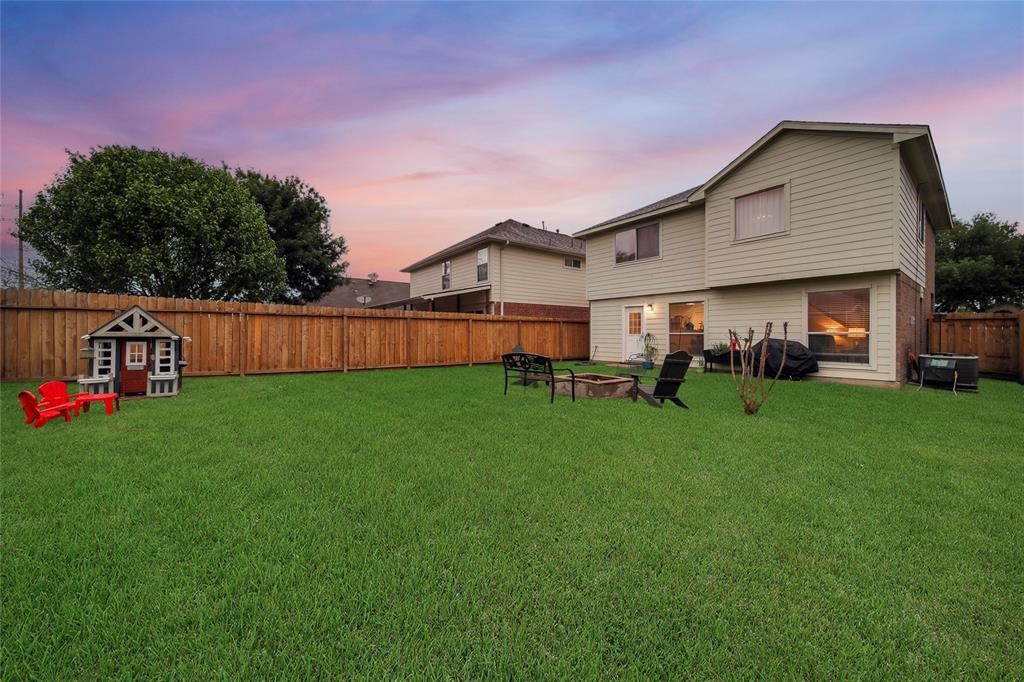 16923 Lockford Lane Houston, TX 77073 - Photo 6 of 7 a front view of a house with garden