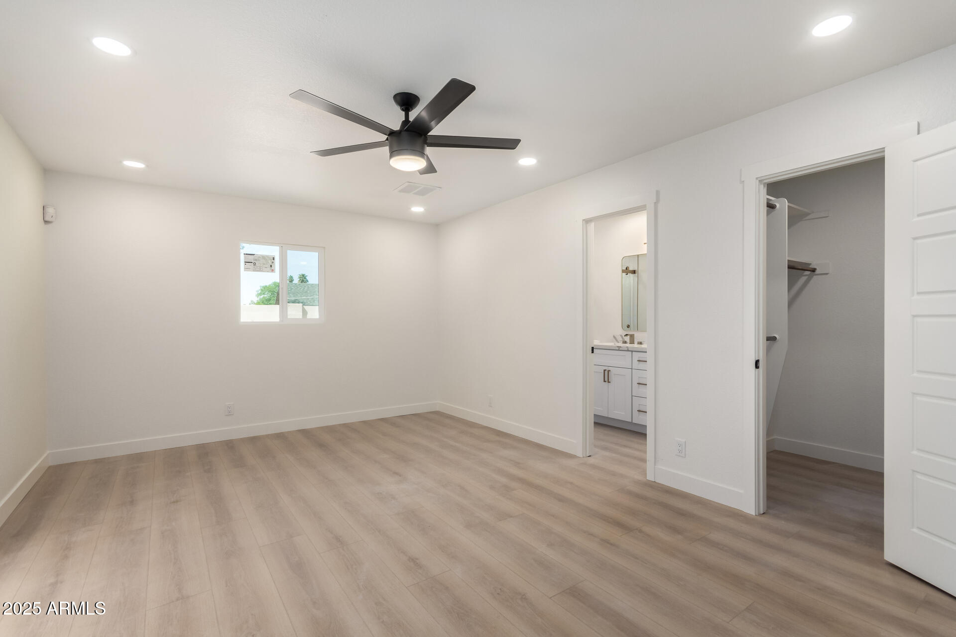 2416 South Evergreen Road Tempe, AZ 85282 - Photo 17 of 35 Primary Suite