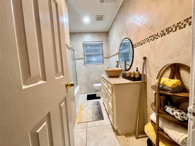 a view of a dinning table and chairs in patio