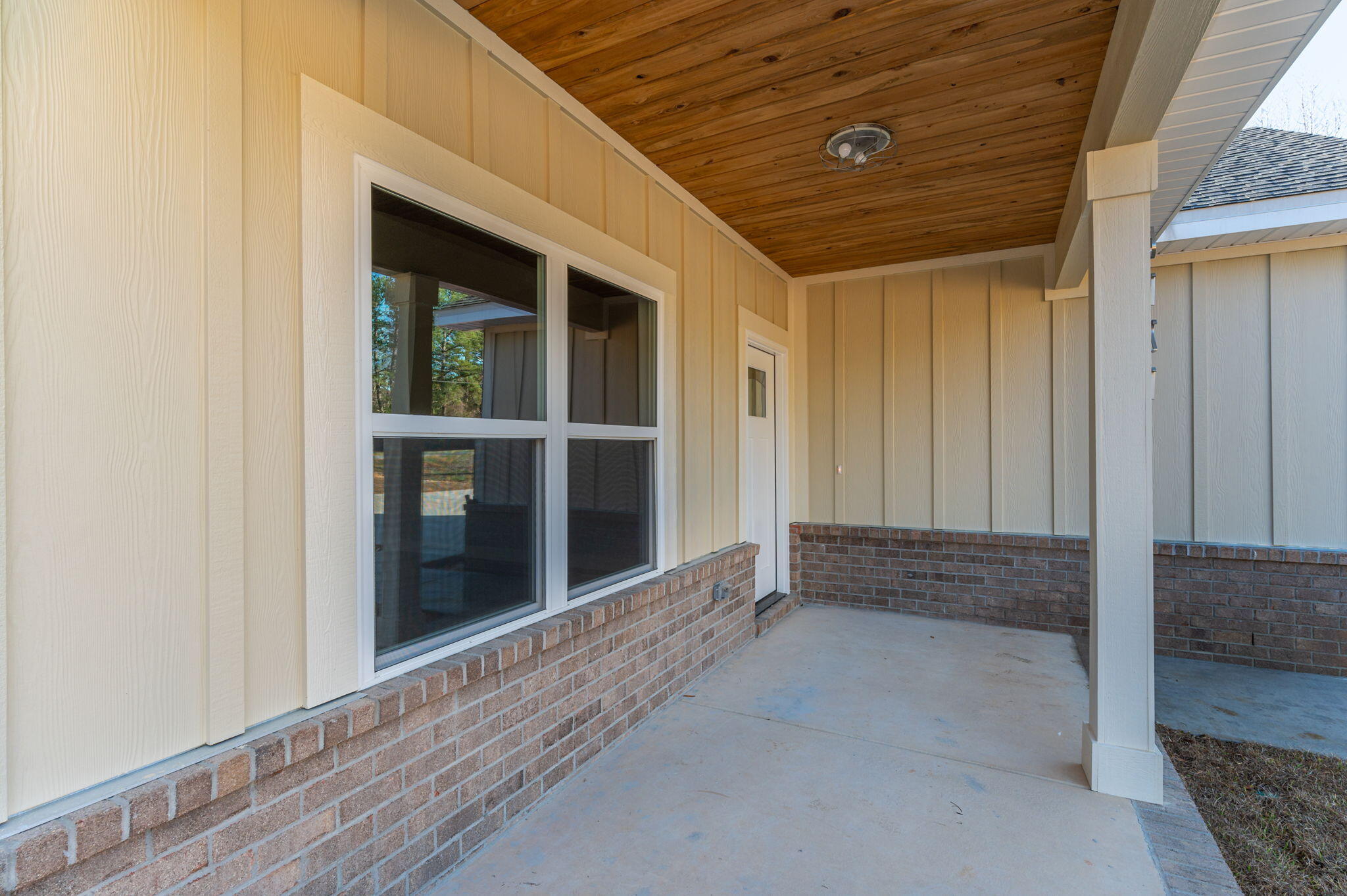 6121 Old Hickory Road Crestview, FL 32539 - Photo 5 of 43 a view of a porch