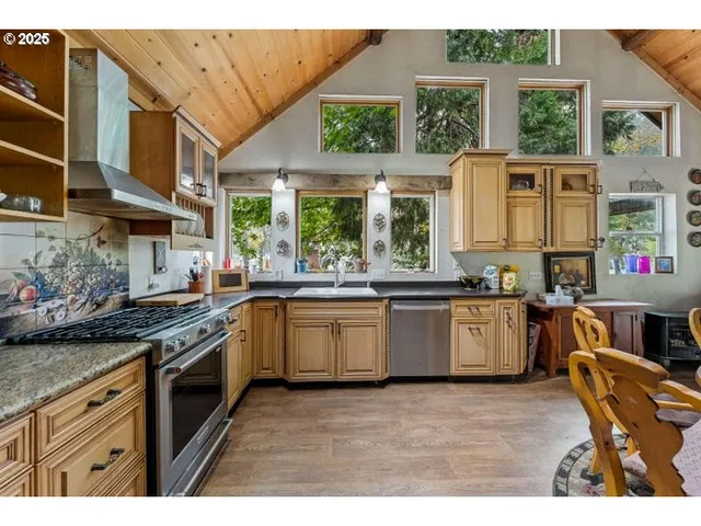 $1,100,000 | 6425 Lakeshore Drive, Selma, OR 97538