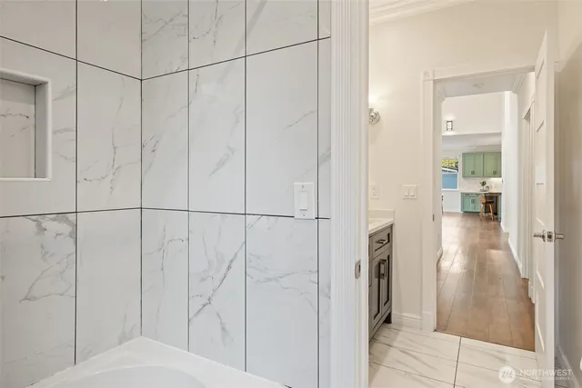 a en suite bathroom with a shower