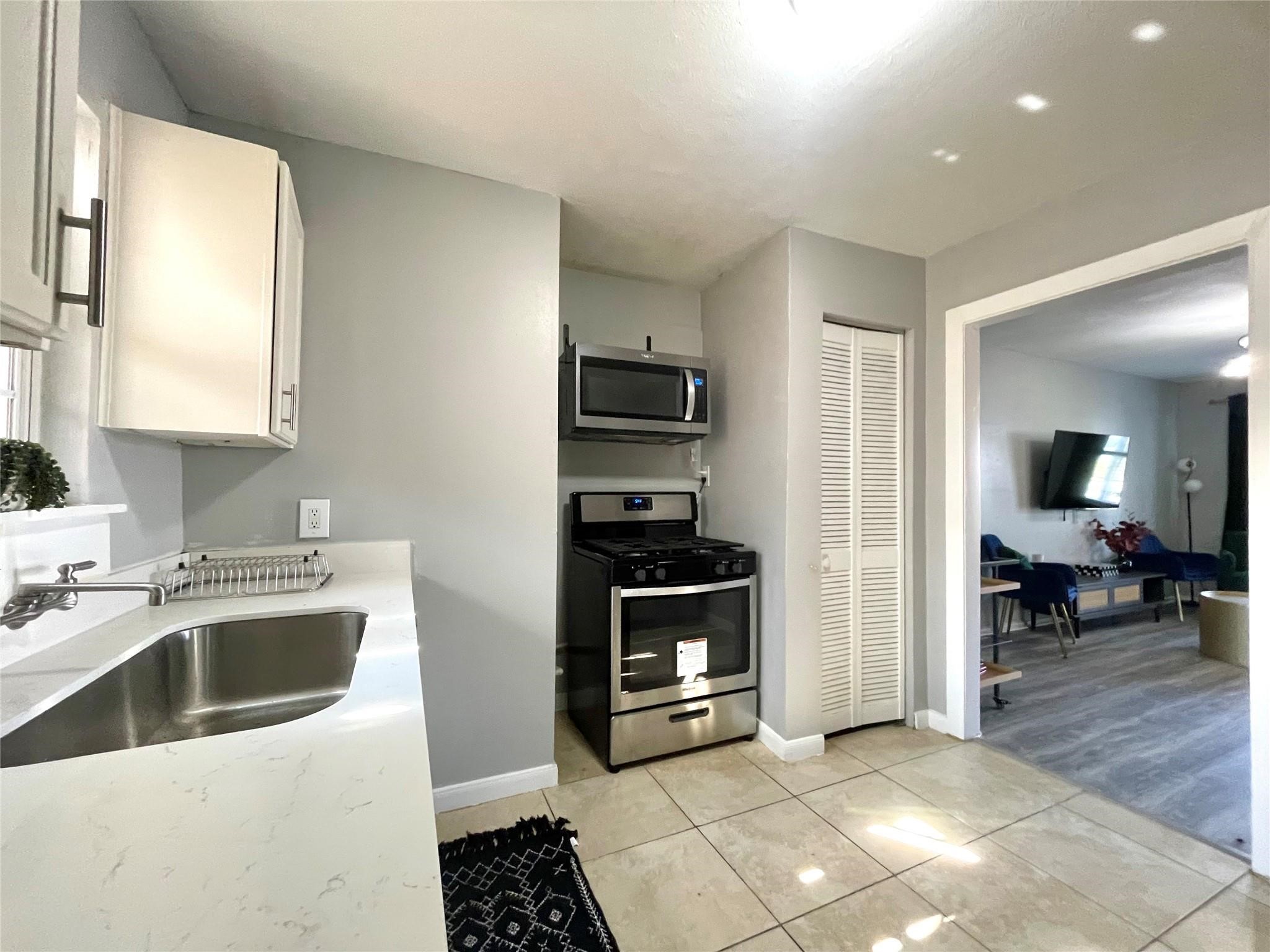 2411 Bastrop Street, Unit 2 Houston, TX 77004 - Photo 4 of 12