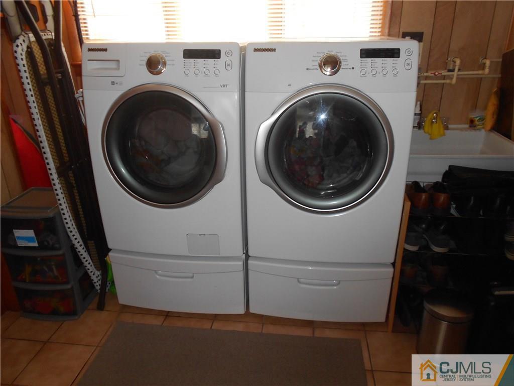 29 Kendall Road Kendall Park, NJ 08824 - Photo 18 of 22 a utility room with dryer and washer