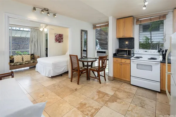 $2,200 | 240 Liliʻuokalani Avenue, Unit 202, Honolulu, HI 96815