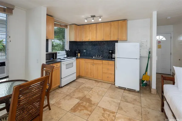 $2,200 | 240 Liliʻuokalani Avenue, Unit 202, Honolulu, HI 96815