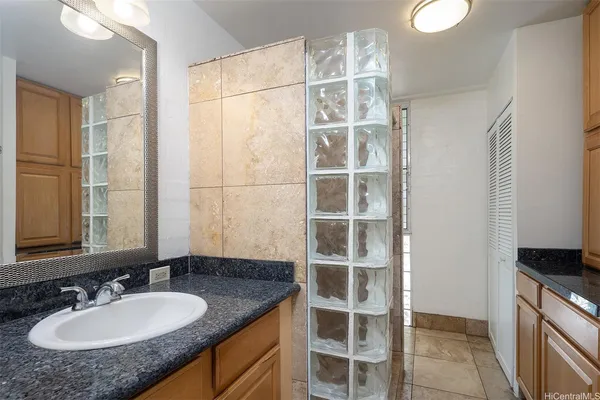 $2,200 | 240 Liliʻuokalani Avenue, Unit 202, Honolulu, HI 96815