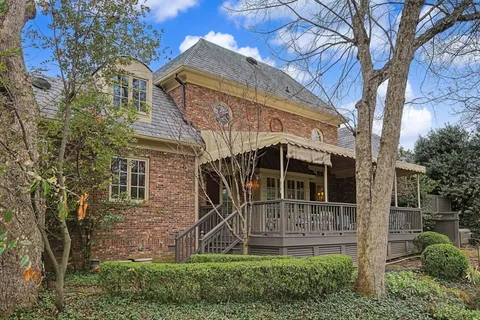 a view of front of a house with a yard