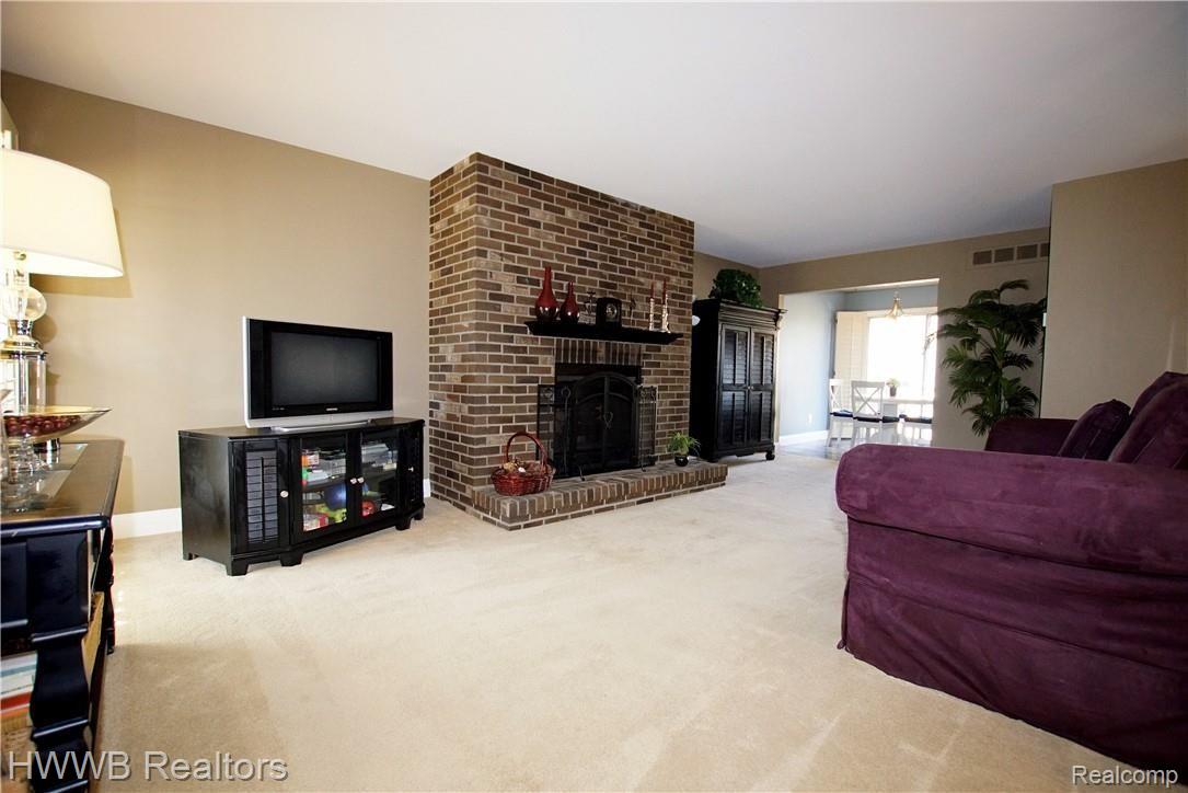 1408 Crescent Lane Rochester, MI 48306 - Photo 3 of 29 Spacious living room