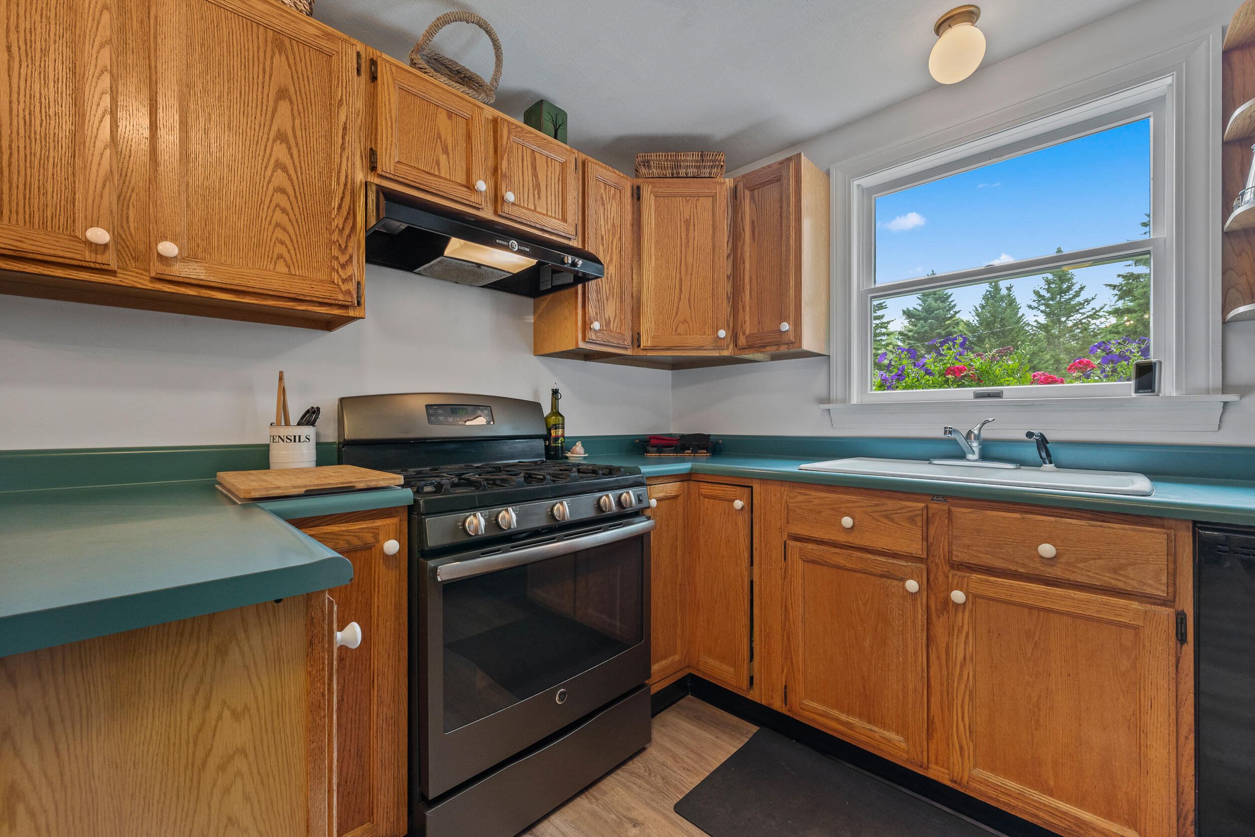 31 Franklin Street Oquossoc, ME 04964 - Photo 20 of 42 Gas Range