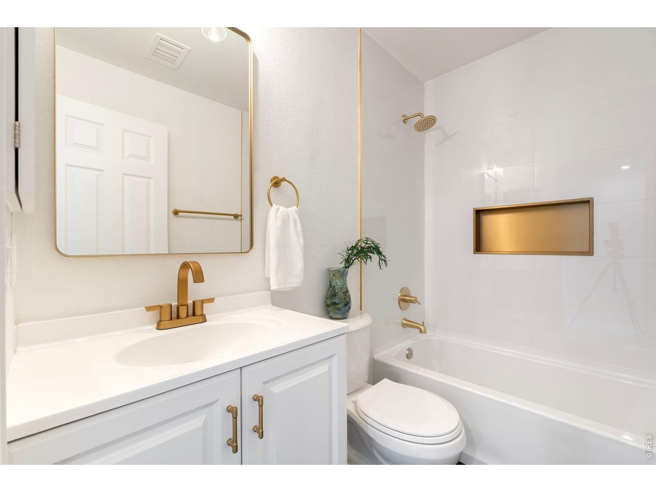 5761 Ceylon Street Denver, CO 80249 - Photo 19 of 29 Shared full bath