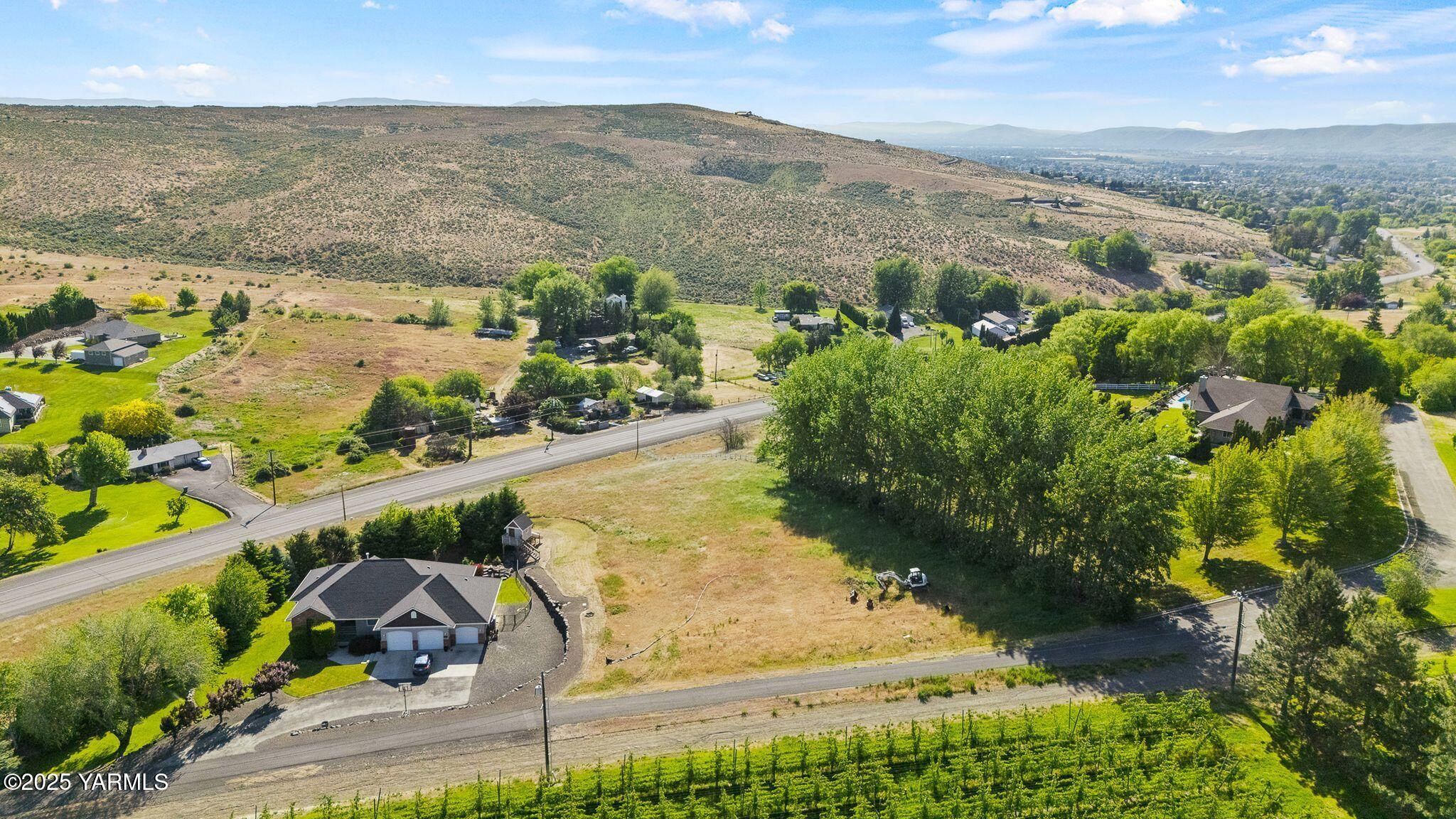 11471 Marble Lane Yakima, WA 98908 - Photo 3 of 5 a view of city and ocean