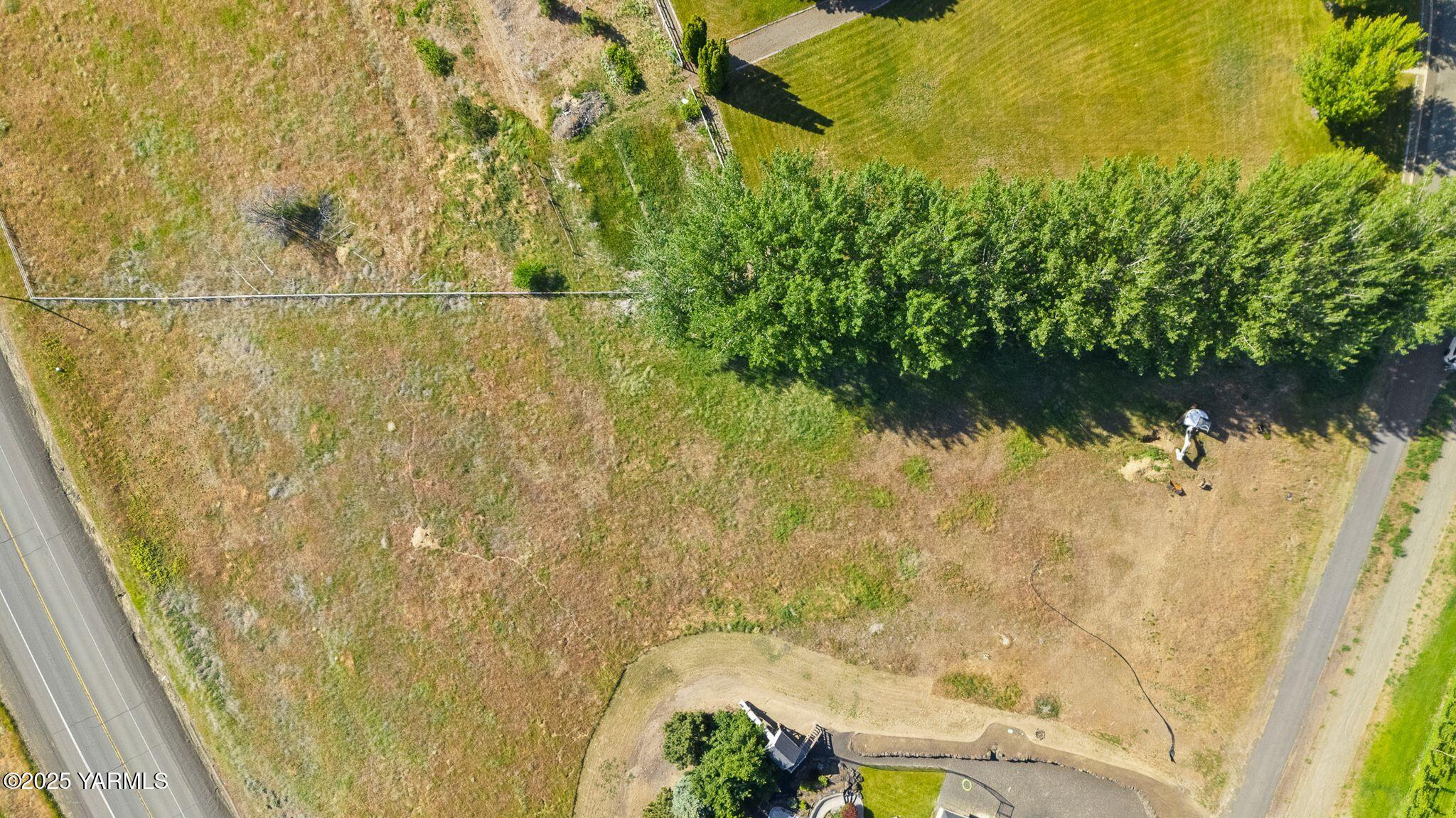 11471 Marble Lane Yakima, WA 98908 - Photo 5 of 5 a bathroom with a small yard