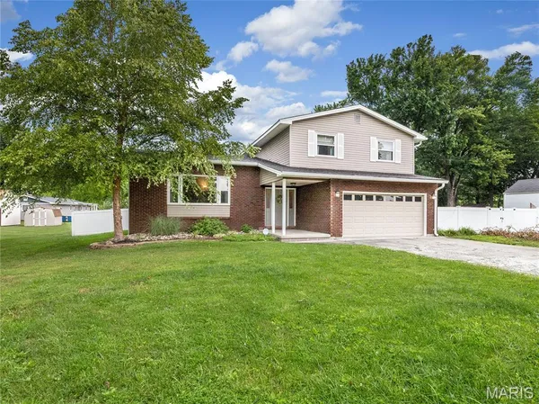 $310,000 | 202 Willow Drive, Collinsville, IL 62234