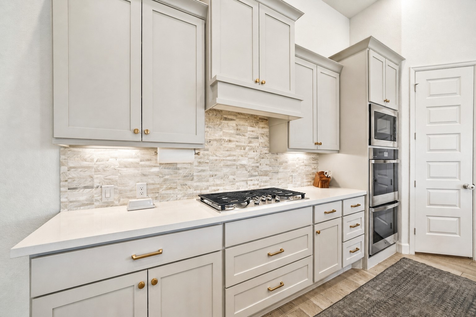 17801 Parnassum Path Conroe, TX 77302 - Photo 11 of 41 5 burner cook top and double oven.