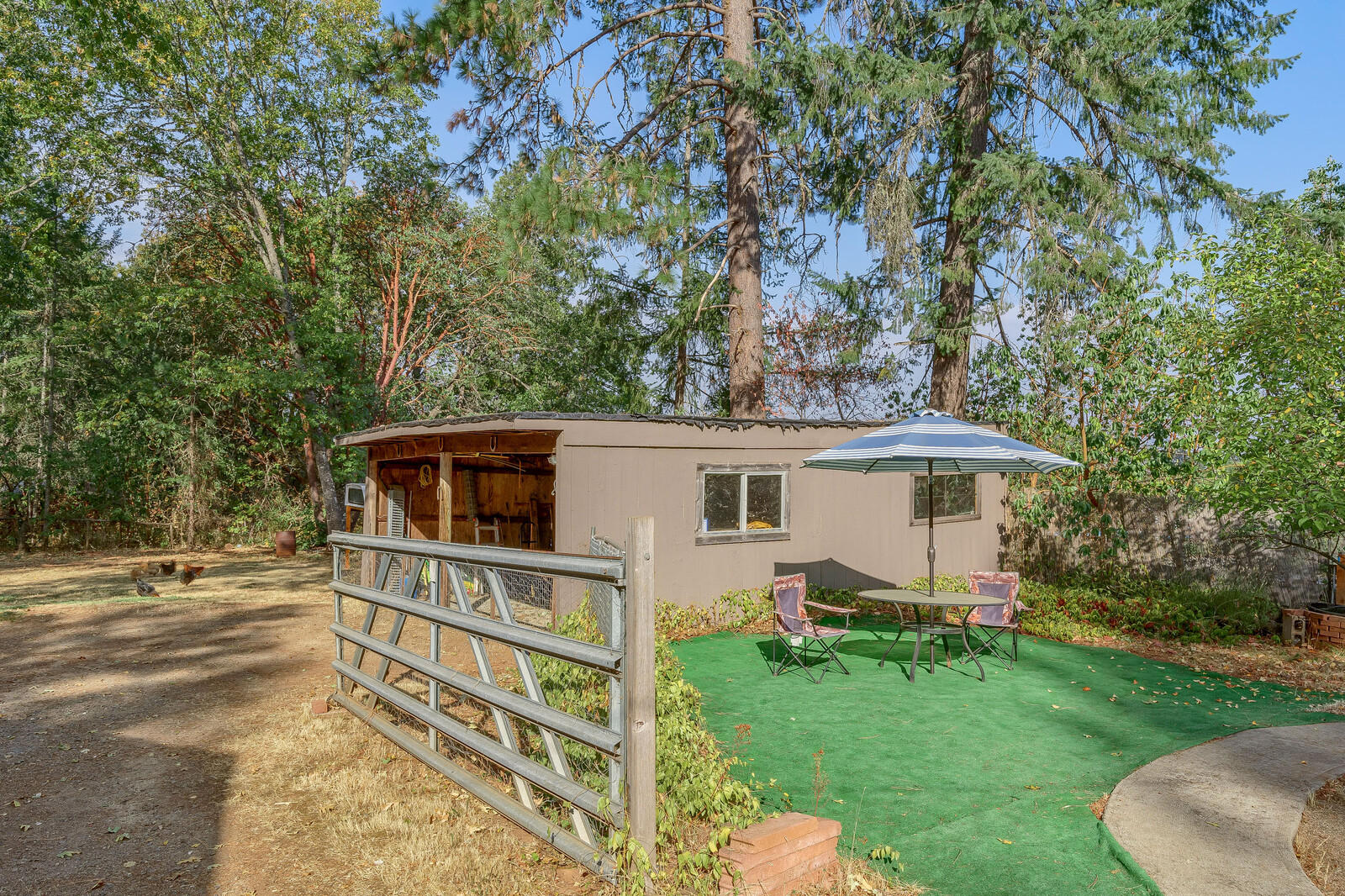 836 Summit Loop Grants Pass, OR 97527 - Photo 31 of 33 Sitting area.....