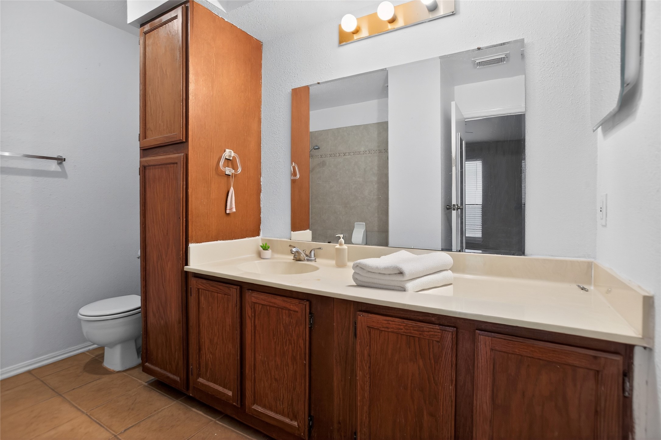 8299 Cambridge Street, Unit 706 Houston, TX 77054 - Photo 19 of 30 a bathroom with a sink and a mirror