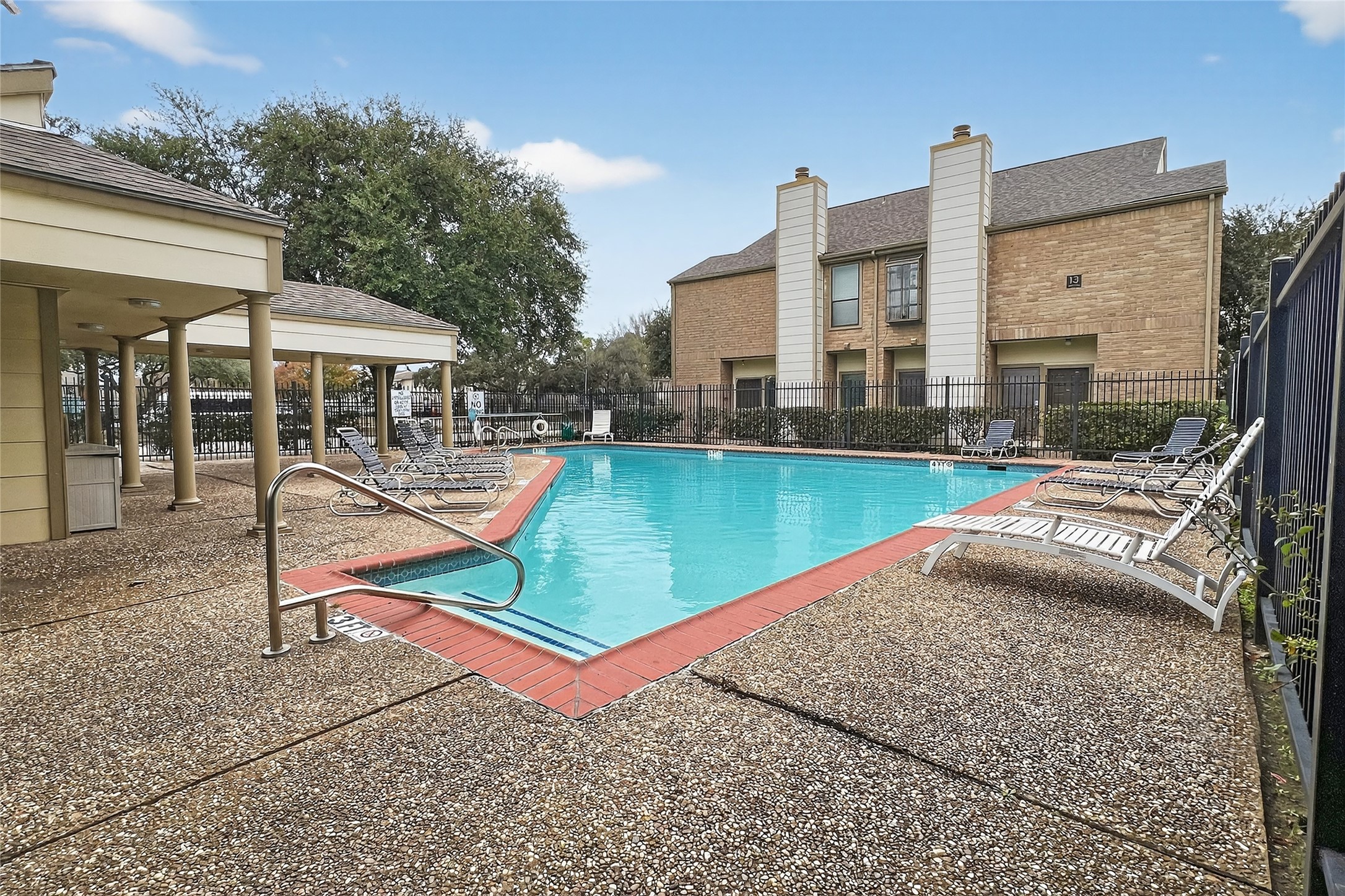 8299 Cambridge Street, Unit 706 Houston, TX 77054 - Photo 30 of 30 a view of a patio with a table and chairs